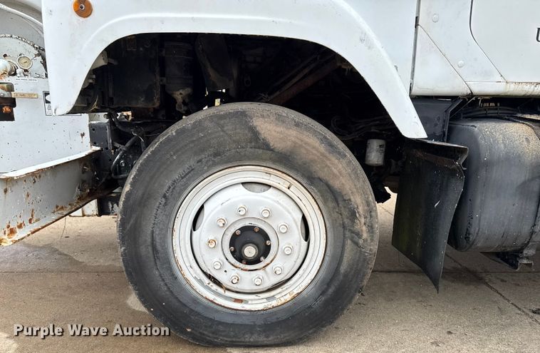 image for item EA2118 1990 International F2574 vacuum truck