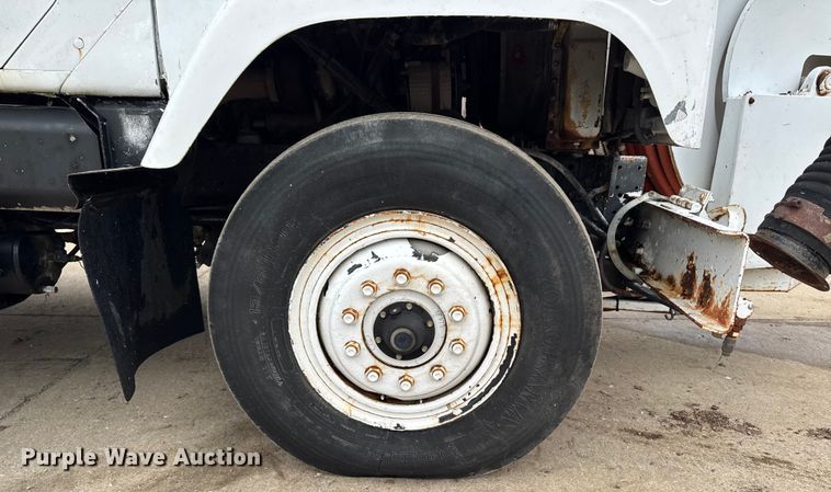 image for item EA2118 1990 International F2574 vacuum truck