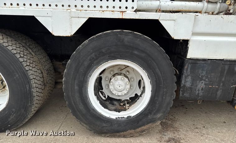 image for item EA2118 1990 International F2574 vacuum truck