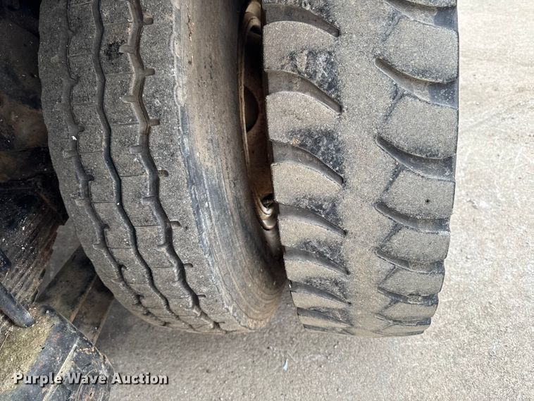 image for item EA2118 1990 International F2574 vacuum truck