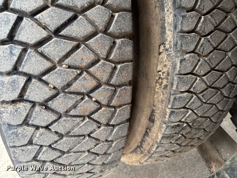 image for item EA2118 1990 International F2574 vacuum truck