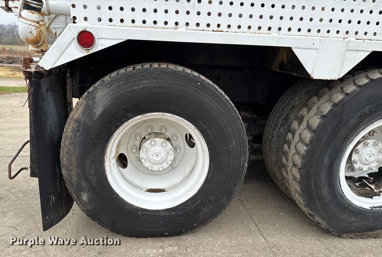 image for item EA2118 1990 International F2574 vacuum truck