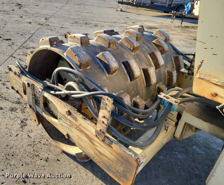 image for item EA2733 Ingersoll Rand SD-40F single drum vibratory roller