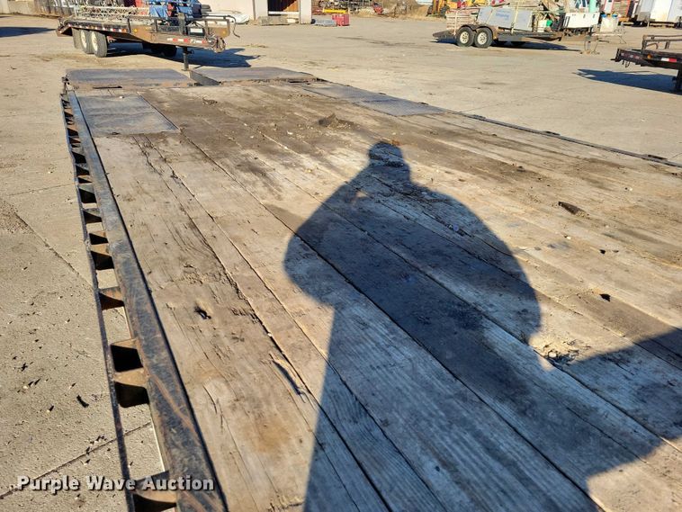 image for item EA2734 2017 PJ F8202 equipment trailer