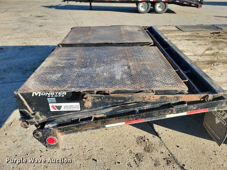 image for item EA2734 2017 PJ F8202 equipment trailer