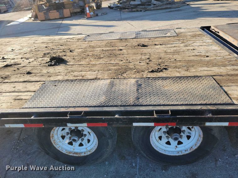 image for item EA2734 2017 PJ F8202 equipment trailer