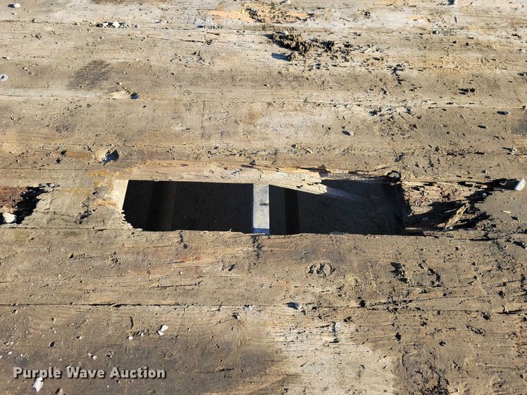 image for item EA2735 2015 PJ F8202 equipment trailer