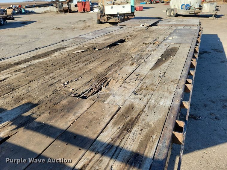 image for item EA2735 2015 PJ F8202 equipment trailer