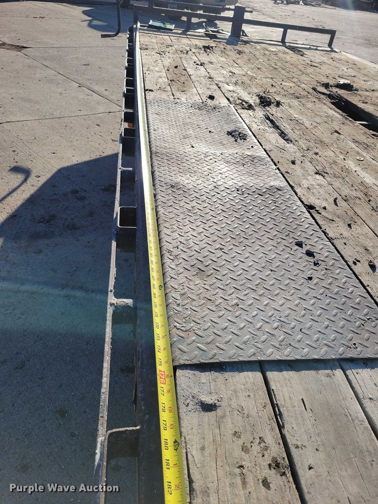 image for item EA2735 2015 PJ F8202 equipment trailer