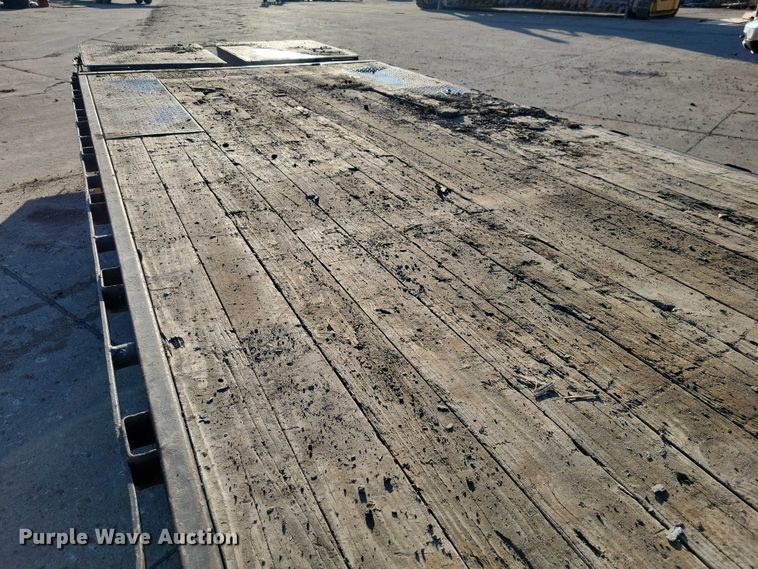 image for item EA2736 2015 PJ F8202 equipment trailer