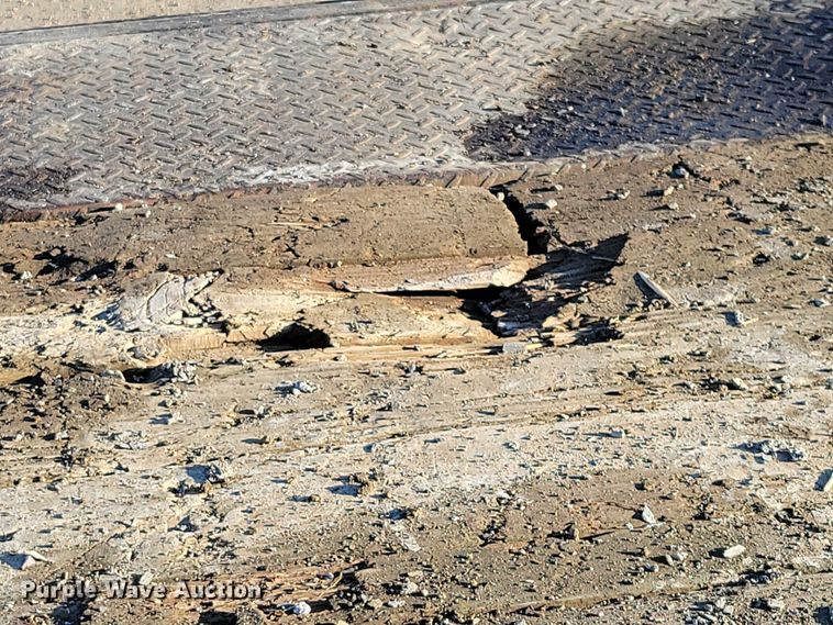 image for item EA2736 2015 PJ F8202 equipment trailer