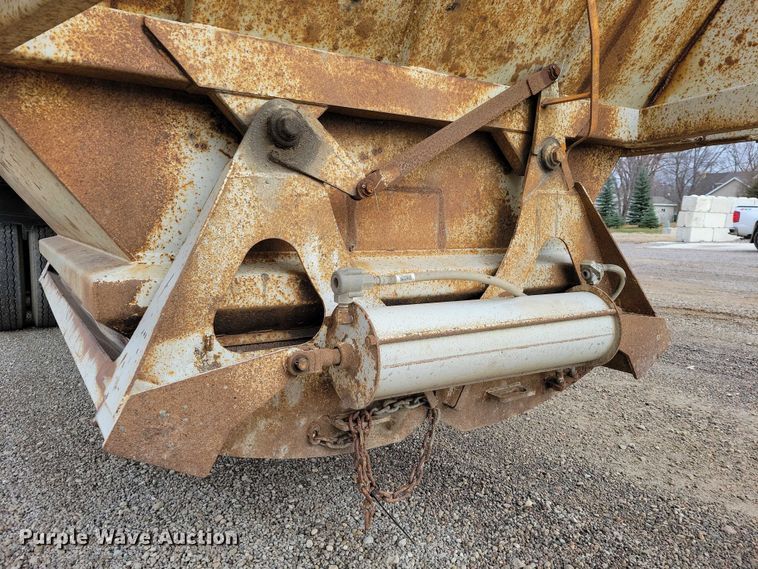 image for item EA2754 1991 Ranch Manufacturing Co bottom dump trailer