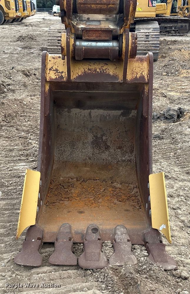 image for item EA7096 2018 Caterpillar 323 excavator