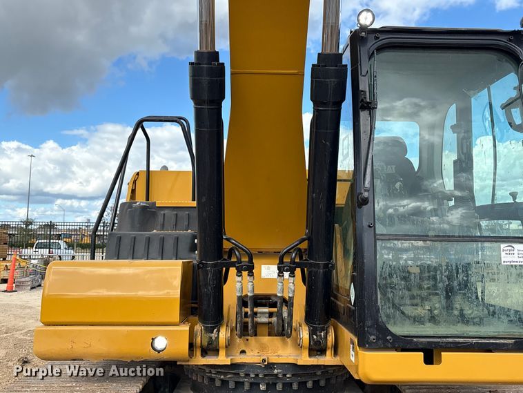 image for item EA7096 2018 Caterpillar 323 excavator