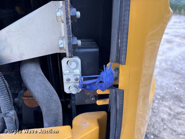 image for item EA7101 2018 John Deere 26G mini excavator