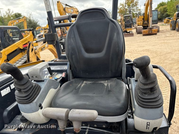 image for item EA7101 2018 John Deere 26G mini excavator