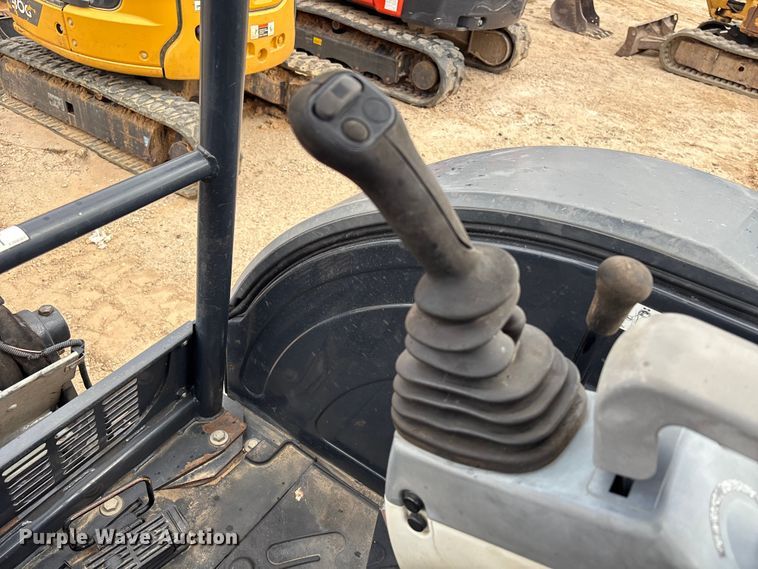 image for item EA7101 2018 John Deere 26G mini excavator