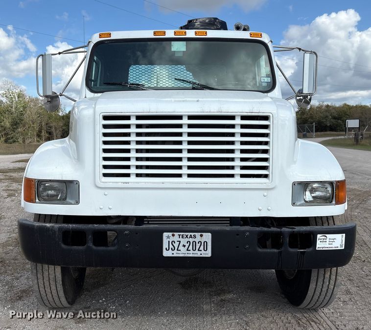 image for item EA7105 1992 International 4900 flatbed truck