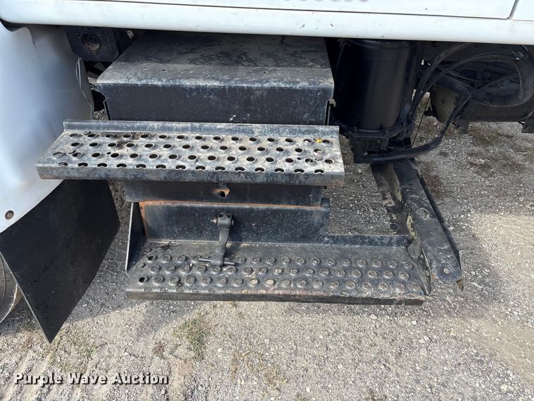 image for item EA7105 1992 International 4900 flatbed truck