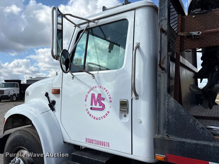 image for item EA7105 1992 International 4900 flatbed truck