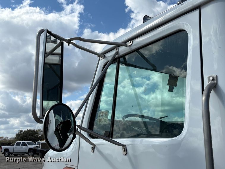 image for item EA7105 1992 International 4900 flatbed truck