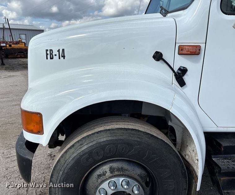 image for item EA7105 1992 International 4900 flatbed truck