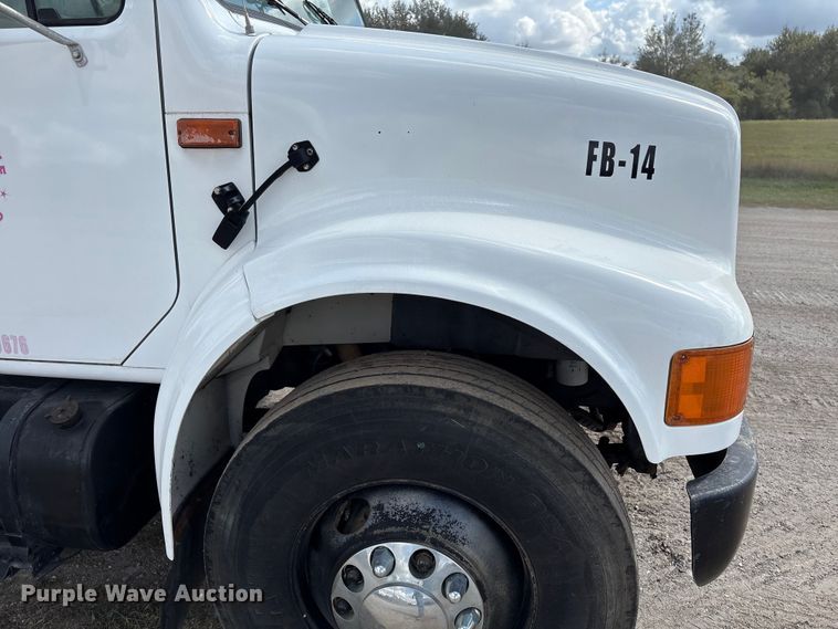 image for item EA7105 1992 International 4900 flatbed truck