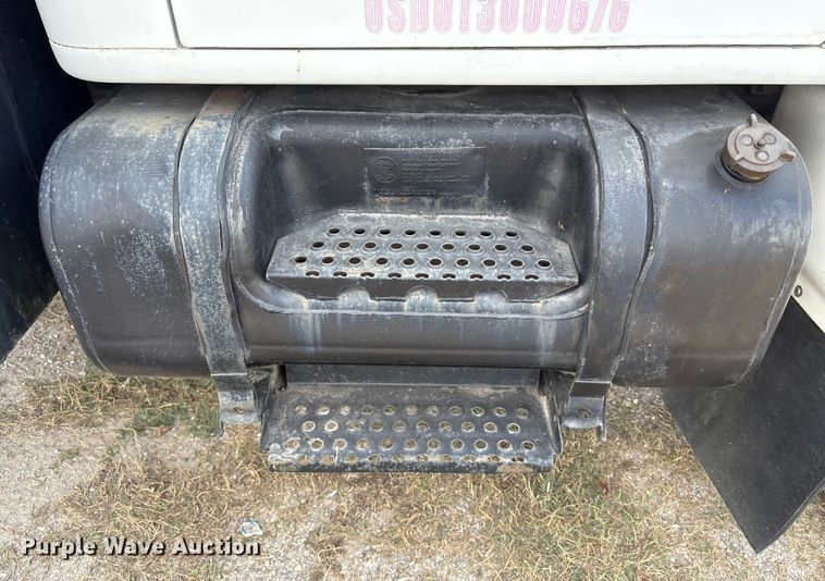 image for item EA7105 1992 International 4900 flatbed truck