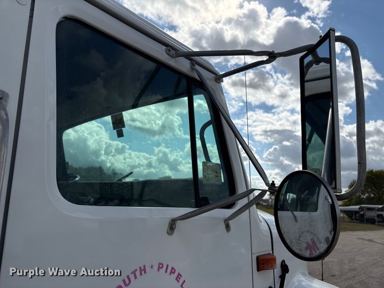 image for item EA7105 1992 International 4900 flatbed truck