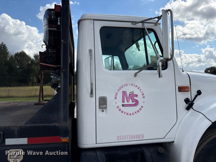 image for item EA7105 1992 International 4900 flatbed truck