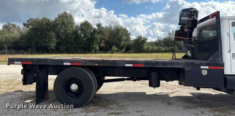 image for item EA7105 1992 International 4900 flatbed truck