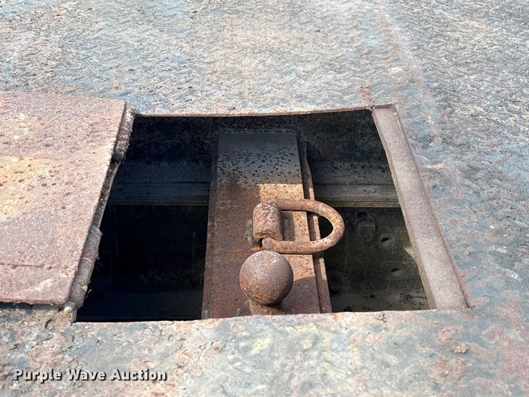 image for item EA7105 1992 International 4900 flatbed truck