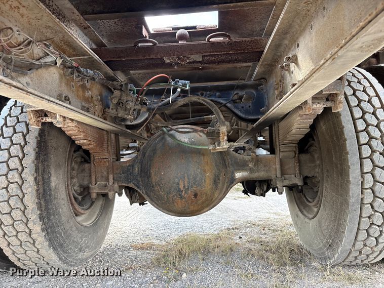 image for item EA7105 1992 International 4900 flatbed truck