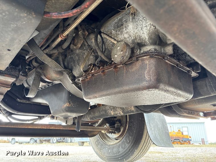 image for item EA7105 1992 International 4900 flatbed truck