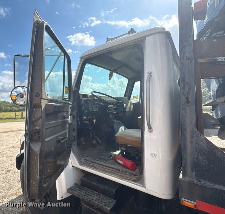 image for item EA7105 1992 International 4900 flatbed truck