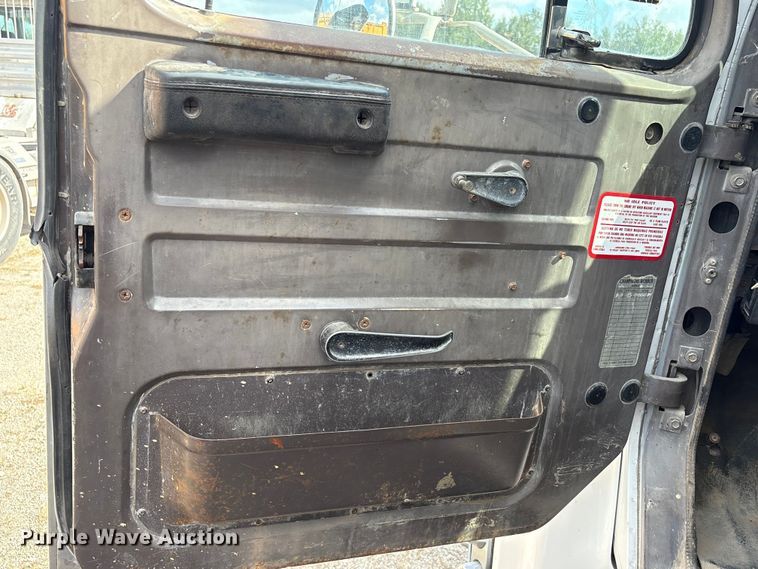 image for item EA7105 1992 International 4900 flatbed truck