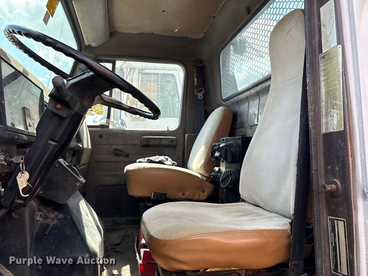 image for item EA7105 1992 International 4900 flatbed truck