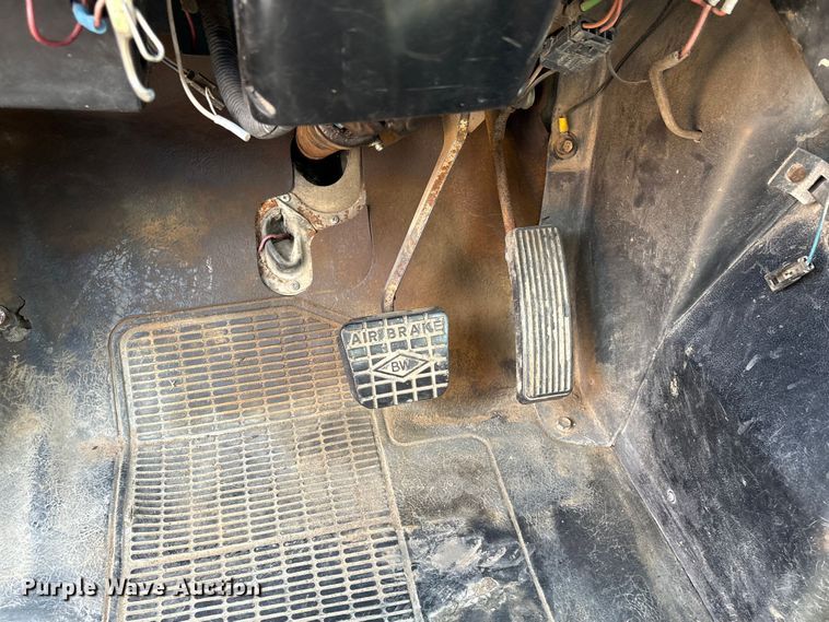 image for item EA7105 1992 International 4900 flatbed truck