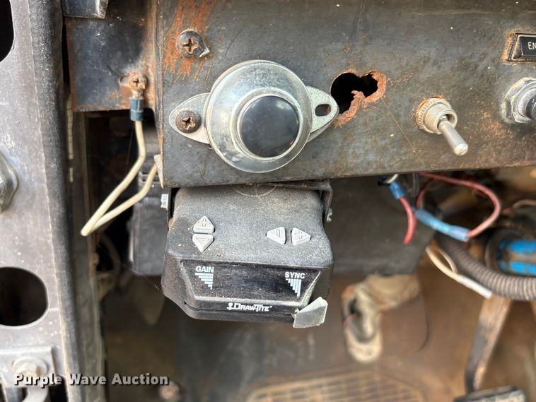 image for item EA7105 1992 International 4900 flatbed truck