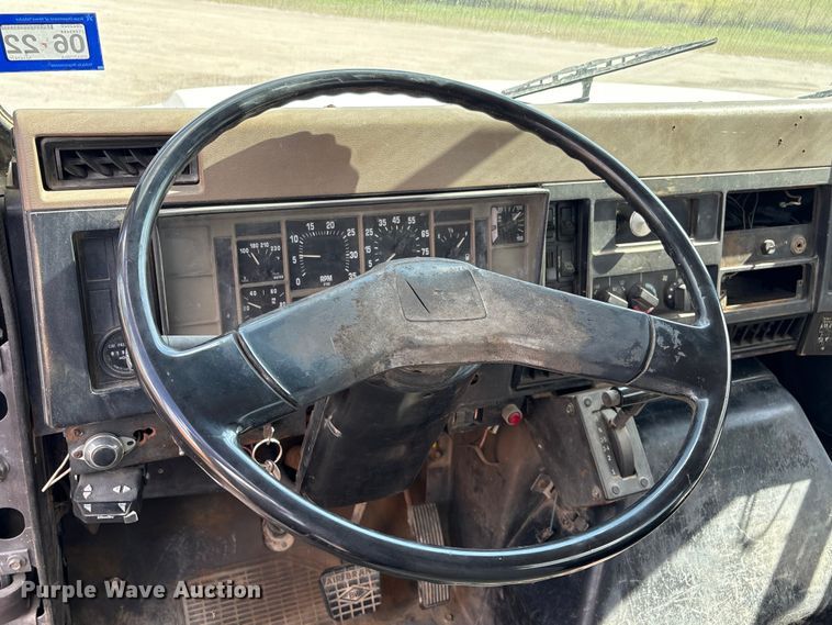 image for item EA7105 1992 International 4900 flatbed truck