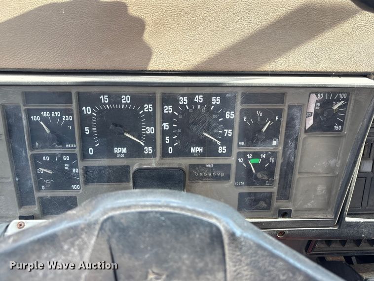 image for item EA7105 1992 International 4900 flatbed truck