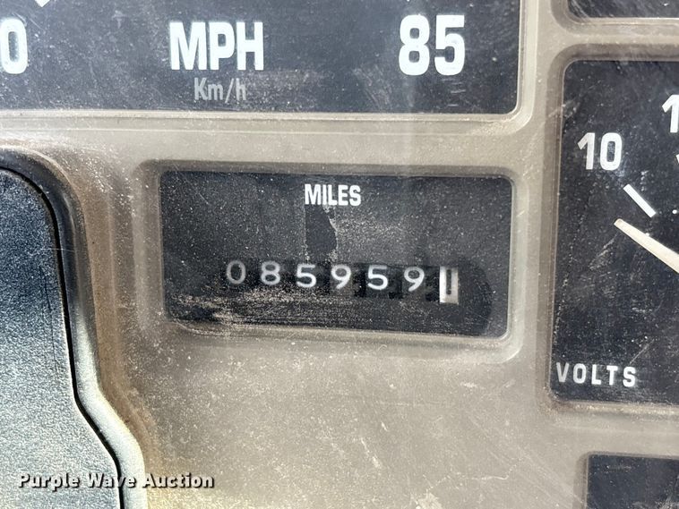 image for item EA7105 1992 International 4900 flatbed truck