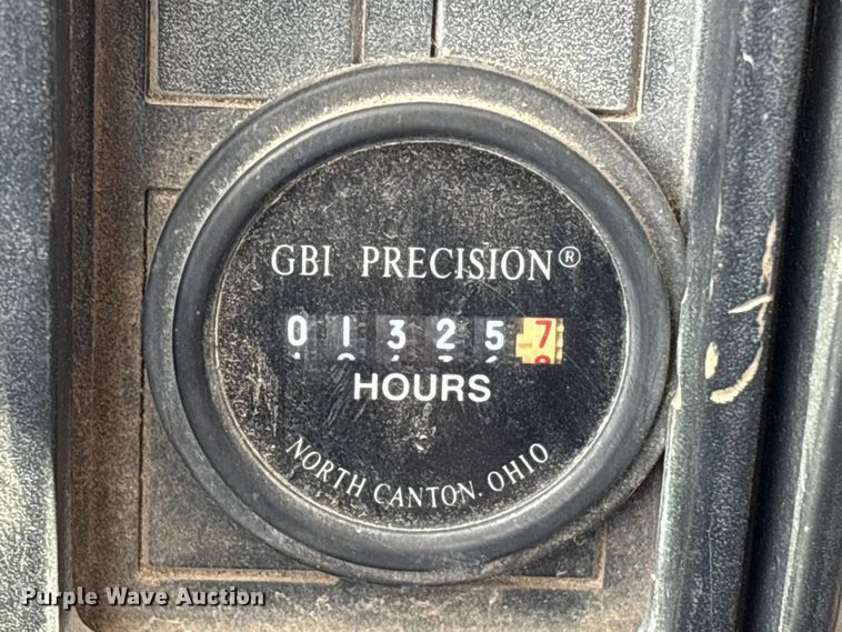 image for item EA7105 1992 International 4900 flatbed truck