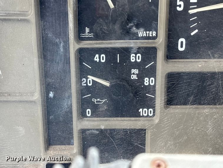 image for item EA7105 1992 International 4900 flatbed truck