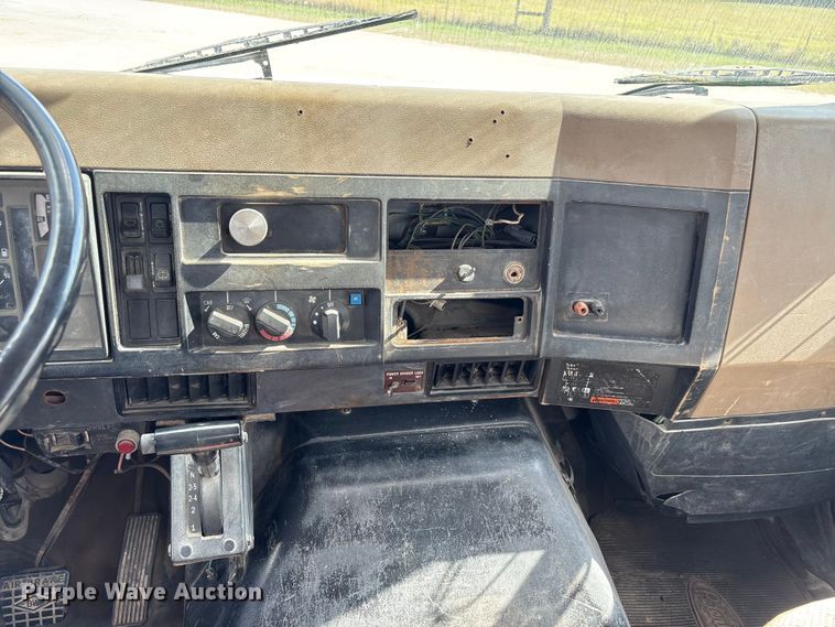 image for item EA7105 1992 International 4900 flatbed truck