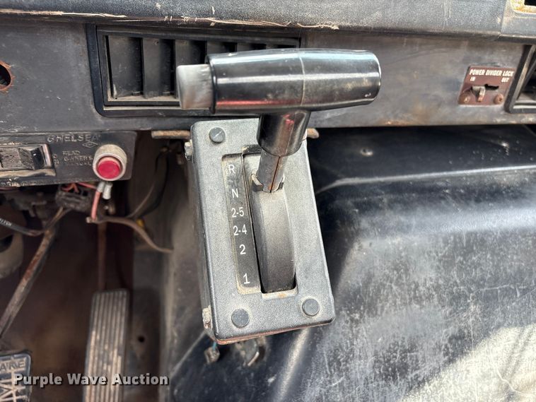 image for item EA7105 1992 International 4900 flatbed truck