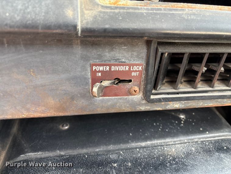 image for item EA7105 1992 International 4900 flatbed truck