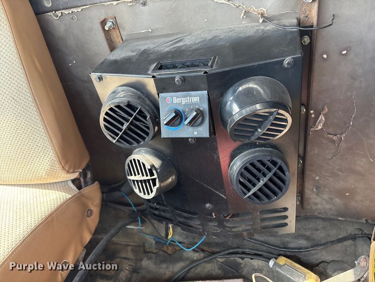 image for item EA7105 1992 International 4900 flatbed truck