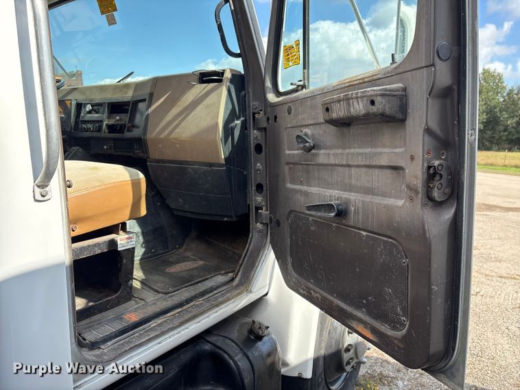 image for item EA7105 1992 International 4900 flatbed truck