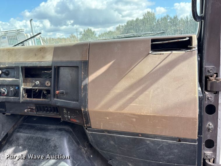 image for item EA7105 1992 International 4900 flatbed truck